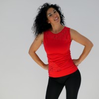 Rotes Oberteil aus Baumwolle und Spitze Rotes Oberteil aus Baumwolle und Spitze